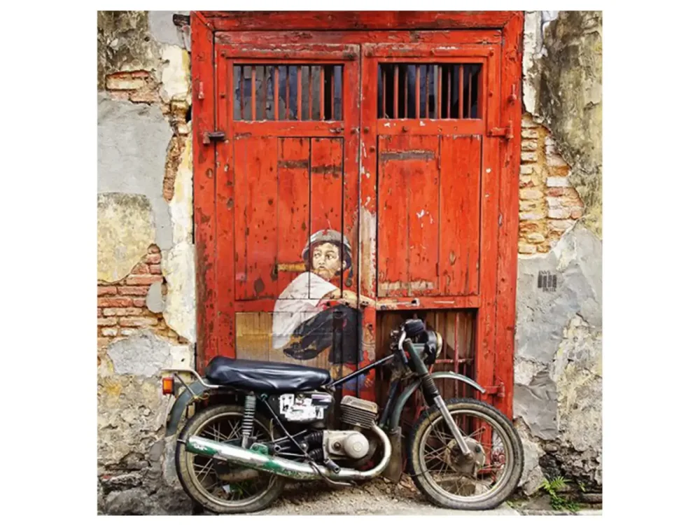 image LAND Digitaldruck auf Glas Street Art mit Moped  | Schubiger Möbel