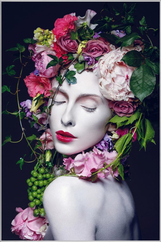 image LAND Bild mit Rahmen Hübsche Frau mit Blumen Perücke  | Schubiger Möbel