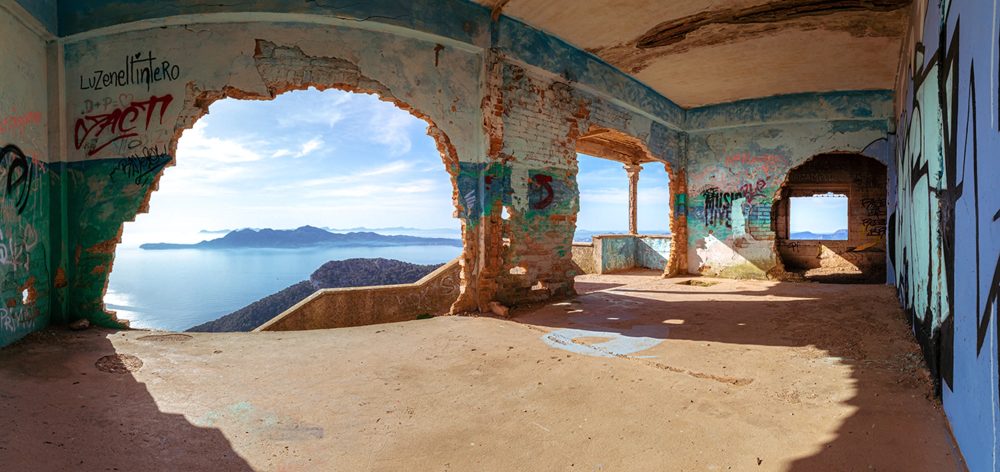 image LAND Acrylglasbild Lost Place am Meer  | Schubiger Möbel