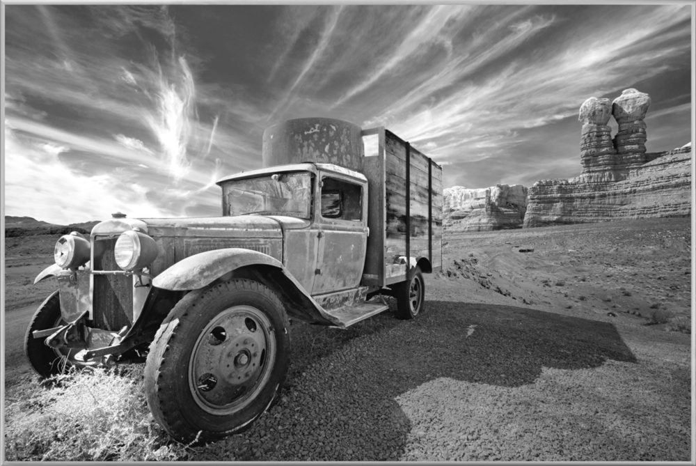 image LAND Bild mit Rahmen Oldtimer in Der Wüste  | Schubiger Möbel