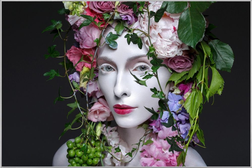 image LAND Bild mit Rahmen Schönheit mit Blumenperücke  | Schubiger Möbel