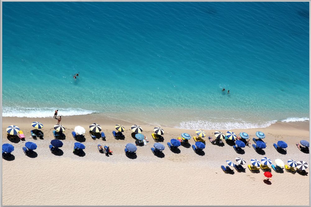 image LAND Bild mit Rahmen Sonnenschirme am Strand  | Schubiger Möbel