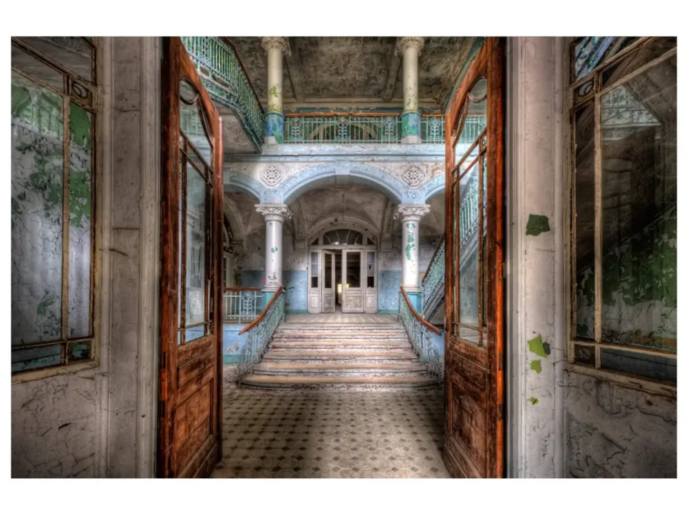 image LAND Digitaldruck auf Glas Lost Place Treppe 120 x 80 cm  | Schubiger Möbel
