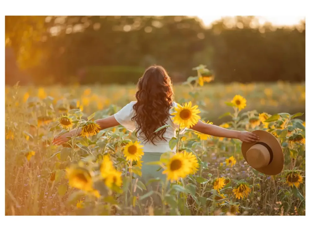 image LAND Digitaldruck auf Glas Mädchen im Sonnenblumenfeld  | Schubiger Möbel