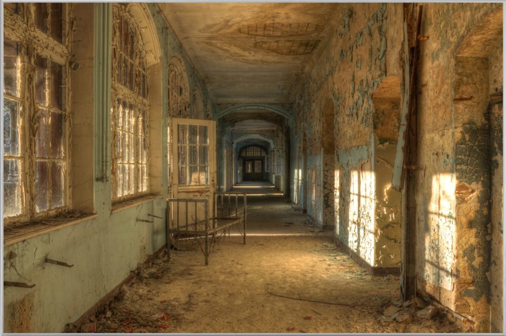 image LAND Bild mit Rahmen Lost Place Flur  | Schubiger Möbel