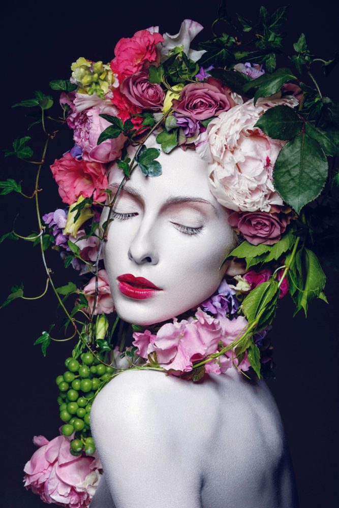 image LAND Alubild Hübsche Frau mit Blumen  | Schubiger Möbel