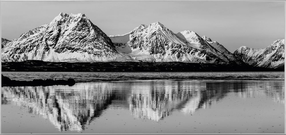 image LAND Bild mit Rahmen Spiegelnde Winterberge  | Schubiger Möbel