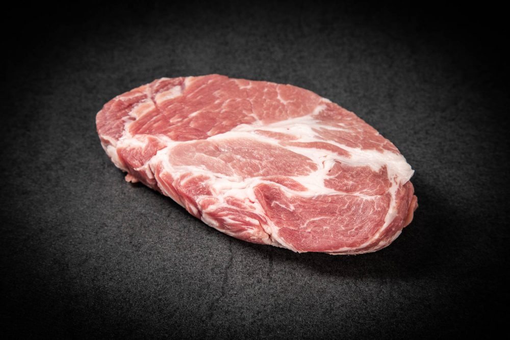 Schweizer Schweinshals portioniert
