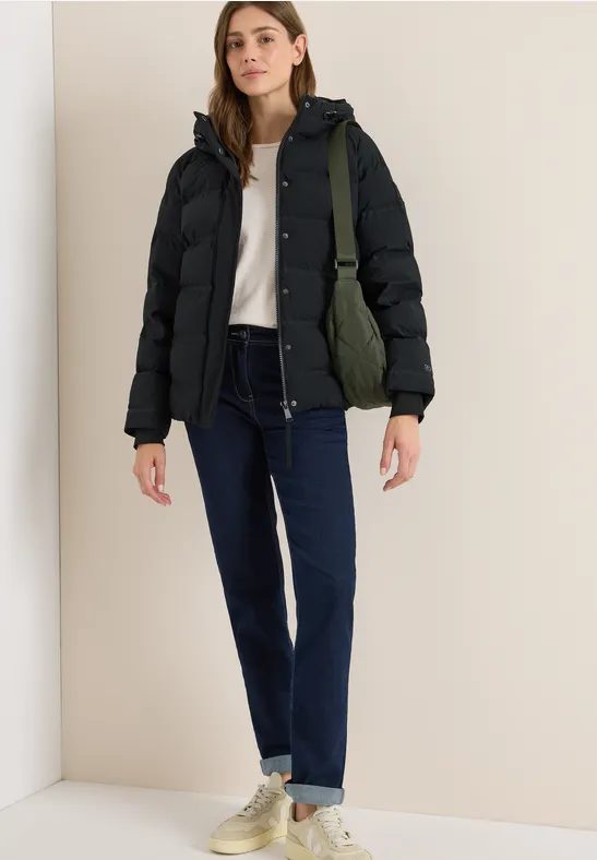 Sportive Jacke mit Kapuze
