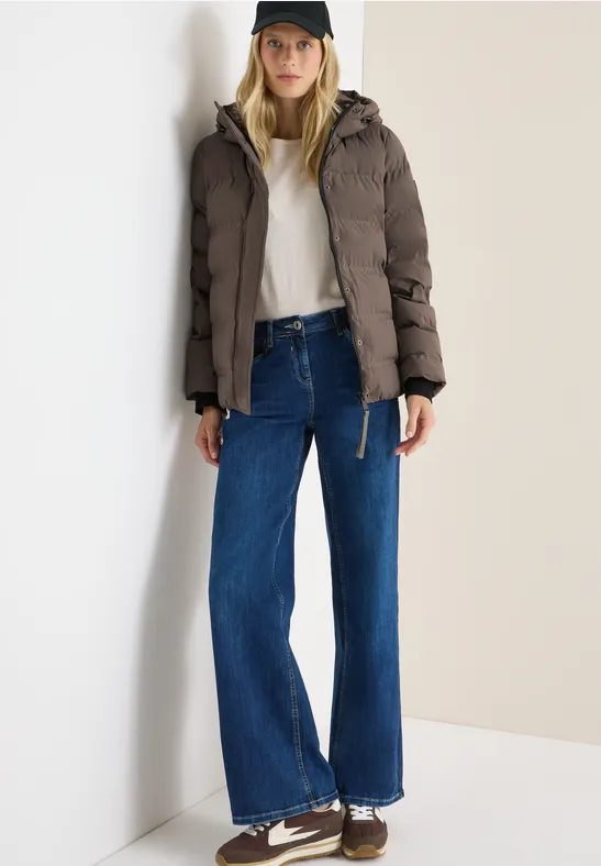Sportive Jacke mit Kapuze