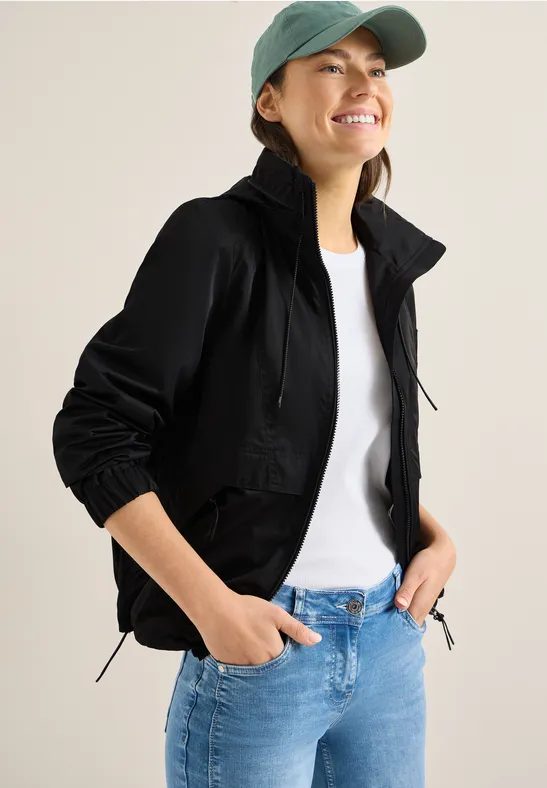 Jacke mit verstaubarer Kapuze