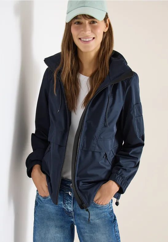 Jacke mit verstaubarer Kapuze