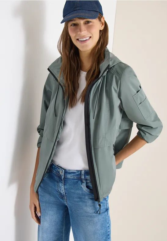 Jacke mit verstaubarer Kapuze