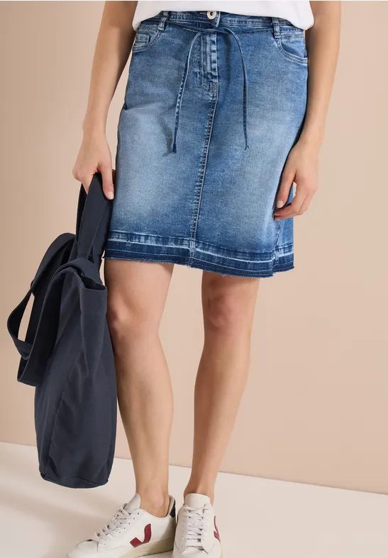 Knielanger Jeansrock mit Gürteldetail