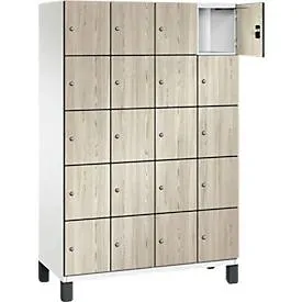 C+P Schliessfachschrank Cambio, 4 Abteile, 20 Fächer, auf Füssen, B 1200 x T 525 x H 1980 mm, verkehrsweiss/Sen Esche?Dekor