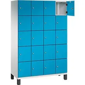 C+P Schliessfachschrank Cambio, 4 Abteile, 20 Fächer, auf Füssen, B 1200 x T 525 x H 1980 mm, lichtgrau/lichtblau