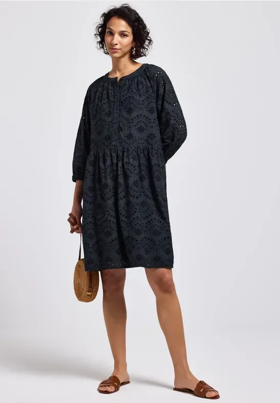 Kleid mit Lochstickerei