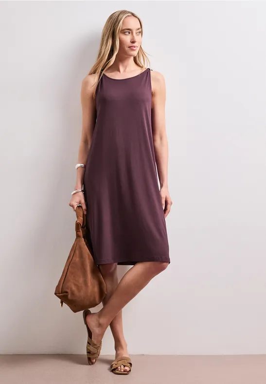 Knielanges Kleid mit Schnallendetail