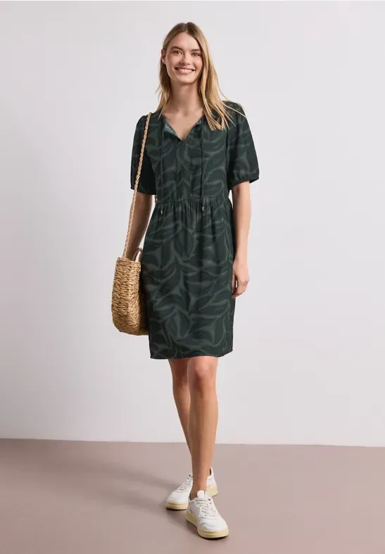 STREET ONE Sommerkleid Ohne Taschen Sommerkleid mit Split Neck und Allover-Print/Blätter-Design