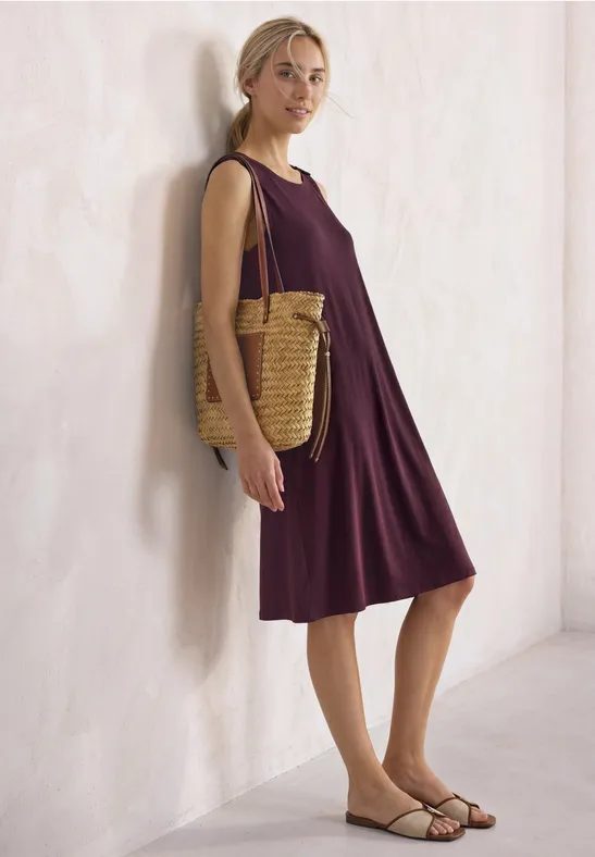 Knielanges Kleid mit Rundhals und Knopfdetail