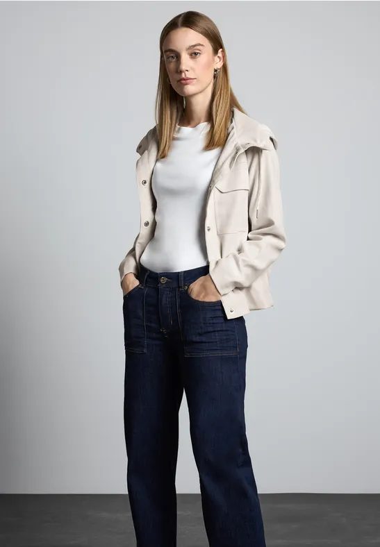 Kurze Jacke mit Kapuze