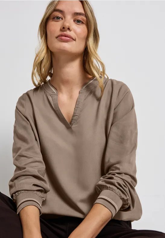 Split Neck Bluse mit Tape