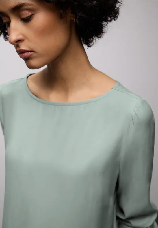 Bluse mit Elastiksaum