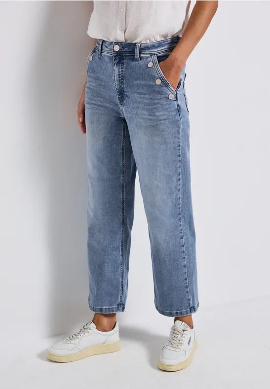Jeans mit Knopfdetail