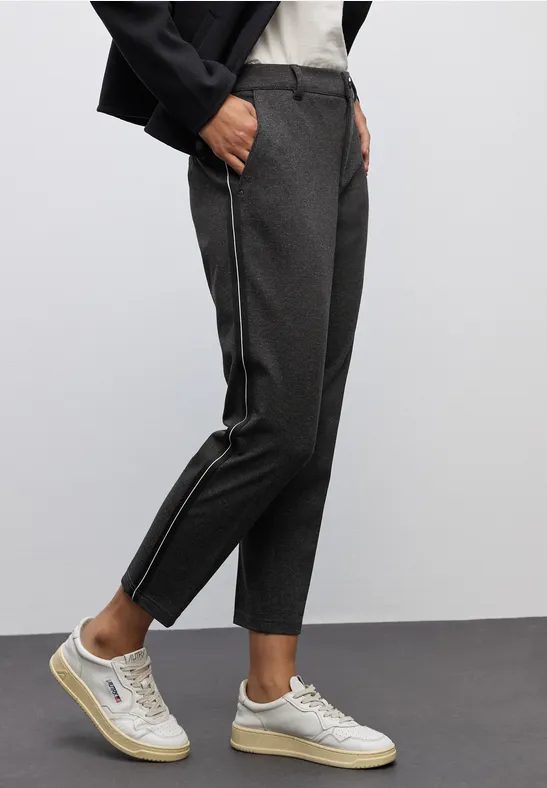 Chino mit Tapedetails