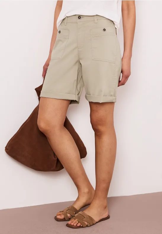 Straight Leg Bermuda mit Turn