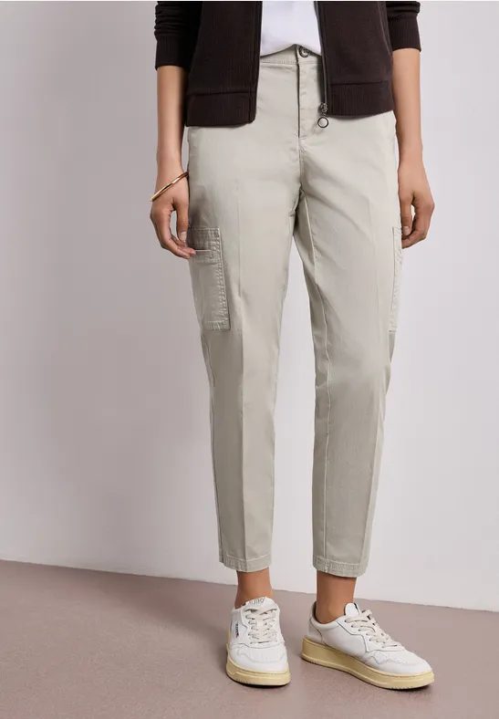 Slim Leg Chino mit Taschen im Cargo