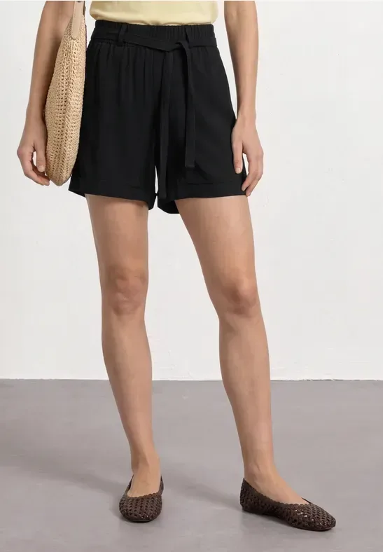 High Waist Shorts mit Gürtel
