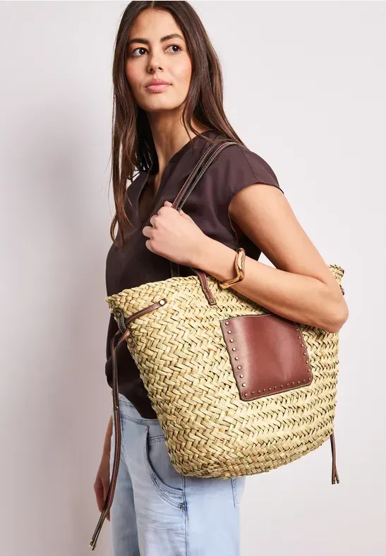 Tasche in geflochtener Korb