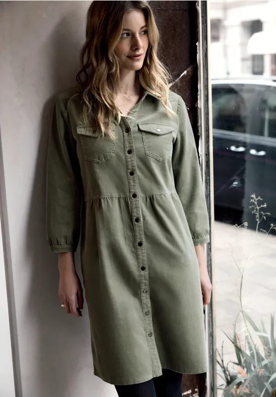 Cordkleid mit Volant
