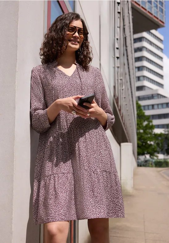 Knielanges Kleid mit V