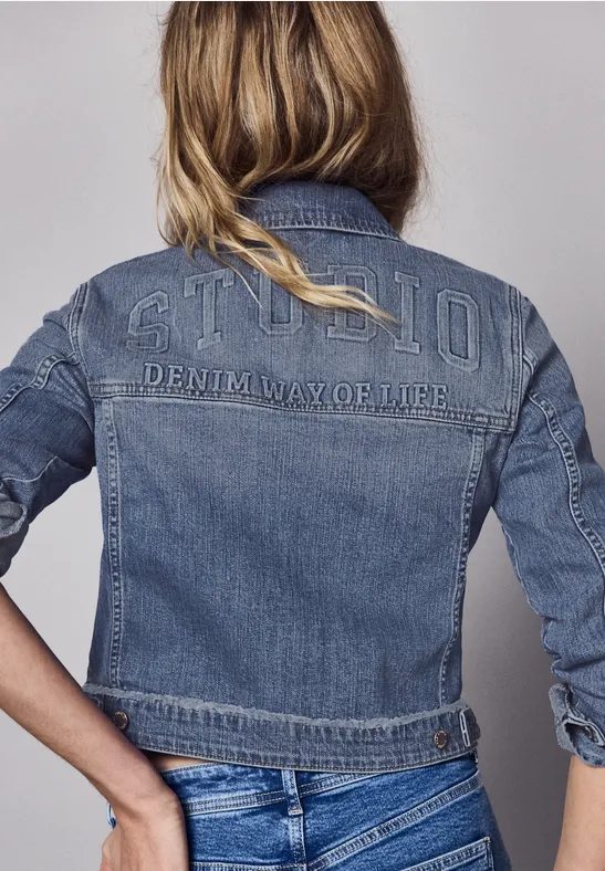Jeansjacke mit Knöpfen und Backprint