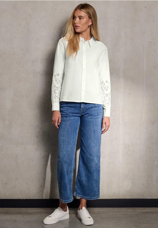 Bluse mit bestickten Ärmeln