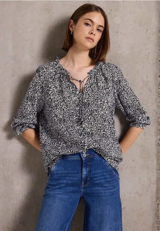 Gemusterte Bluse mit Rüschen