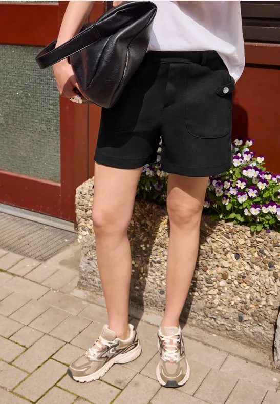High Waist Jerseyshorts mit Knopfdetail