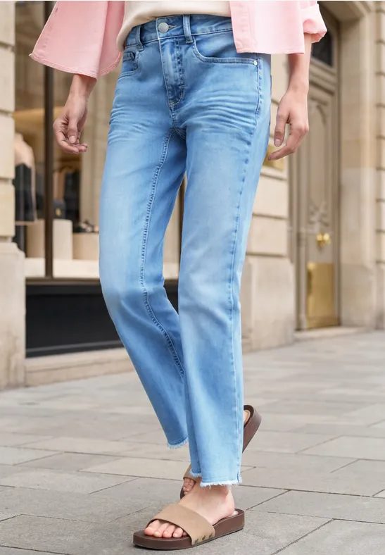 Mid Waist Flared Leg Jeans im Slim Fit