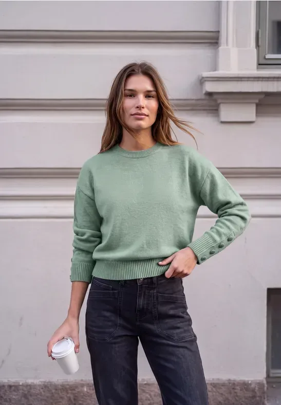 Pullover mit Rundhals und Knopfdetails
