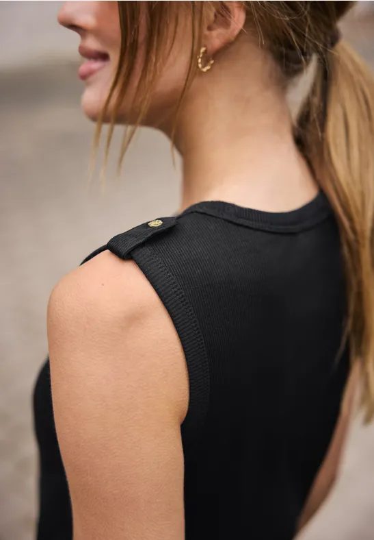 Top in Rippstruktur mit Knopfdetail