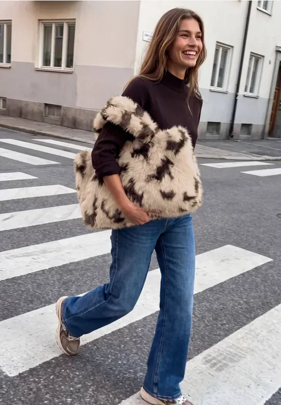 Fake Fur Shopper mit Kuh-Muster