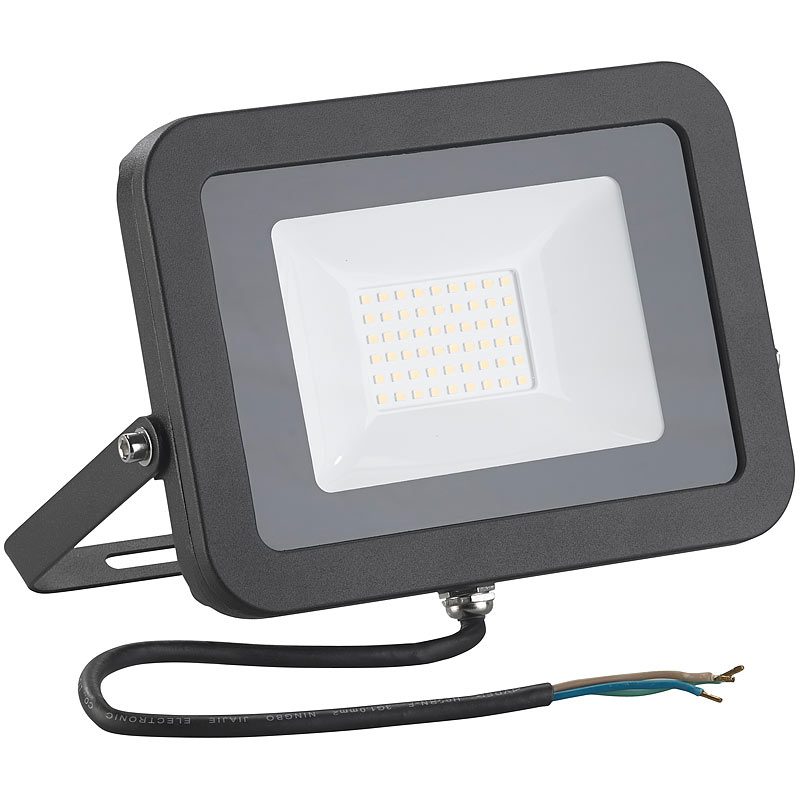 Luminea Wetterfester LED-Fluter, 4.600 Lumen, 50 Watt, IP65, warmweiss, 3000 K