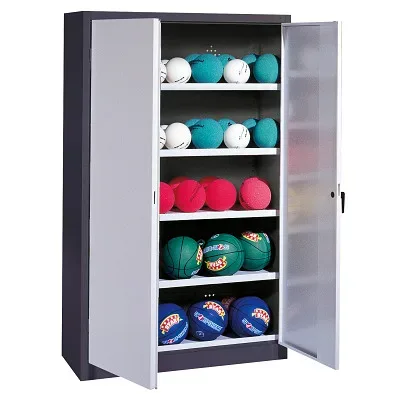 C+P Ballschrank mit Vollblech-Flügeltüren (Typ 3), HxBxT 195x150x50 cm, Lichtgrau (RAL 7035), Ergo-Lock Muldengriff, Anthrazit (RAL 7021), Gleichschliessung