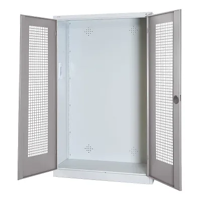 C+P Modul-Sportgeräteschrank mit Lochblech-Flügeltüren, HxBxT 195x120x50 cm, Lichtgrau (RAL 7035), Ergo-Lock Muldengriff, Lichtgrau (RAL 7035), Gleichschliessung