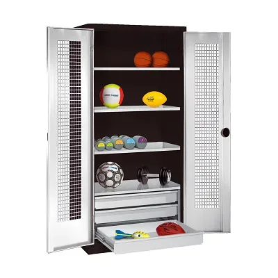 C+P Sportgeräteschrank mit Schubladen und Lochblech-Flügeltüren (Typ 4),  HxBxT 195x120x50 cm, Lichtgrau (RAL 7035), Ergo-Lock Muldengriff, Anthrazit (RAL 7021), Gleichschliessung