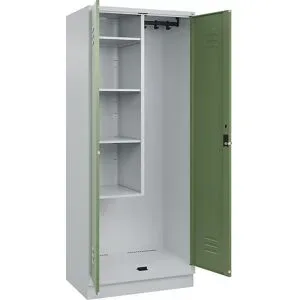 Putzmittelspind Classic PLUS, 1 Abteil, Trennwand mittig, verkürzt, lichtgrau / resedagrün, B 800 mm, mit Bodensockel, Drehriegel C+P