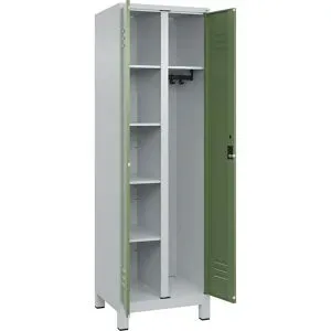 Putzmittelspind Classic PLUS, 1 Abteil, Trennwand mittig, lichtgrau / resedagrün, B 600 mm, mit Füßen, Zylinderschloss C+P