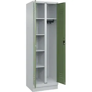Putzmittelspind Classic PLUS, 1 Abteil, Trennwand mittig, lichtgrau / resedagrün, B 600 mm, mit Bodensockel, Drehriegel C+P